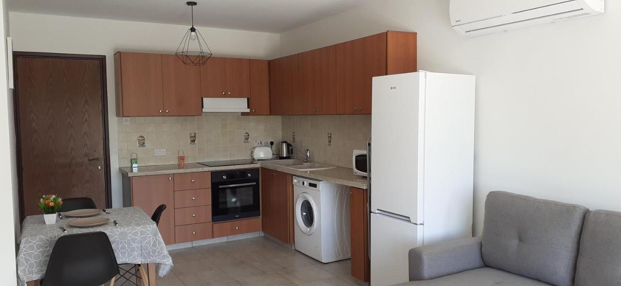 Akamandos 76 Apartman Péjia Kültér fotó