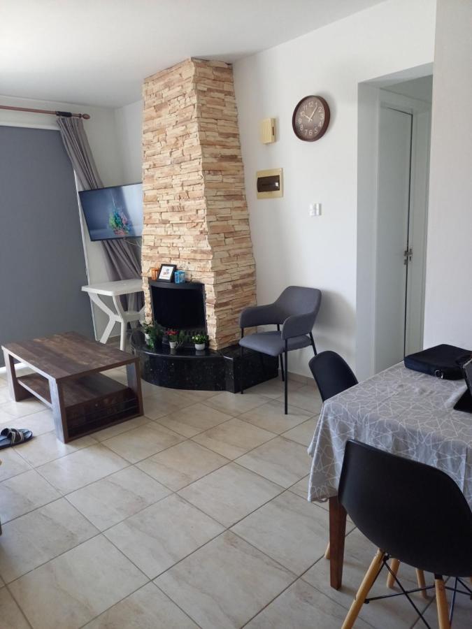 Akamandos 76 Apartman Péjia Kültér fotó